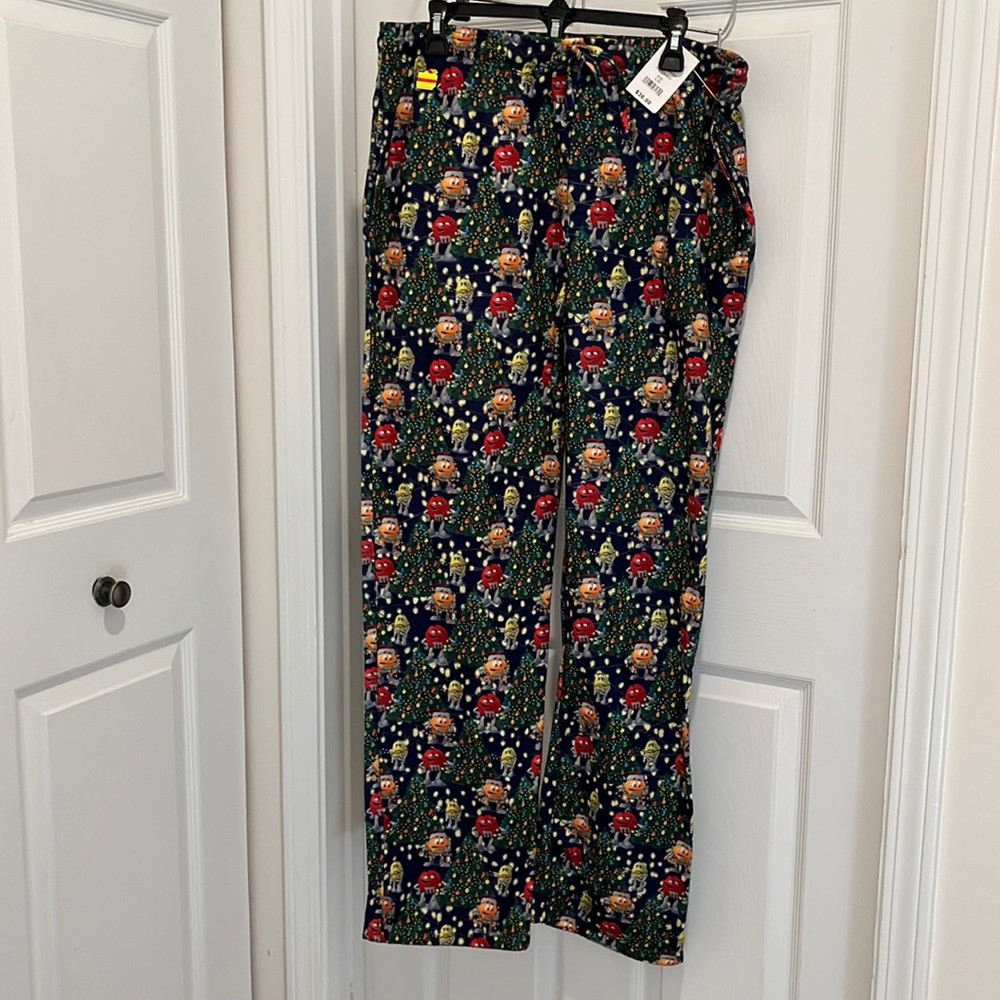 Men’s M&M Christmas fleece lounge pajamas. New w/tags $12 size large